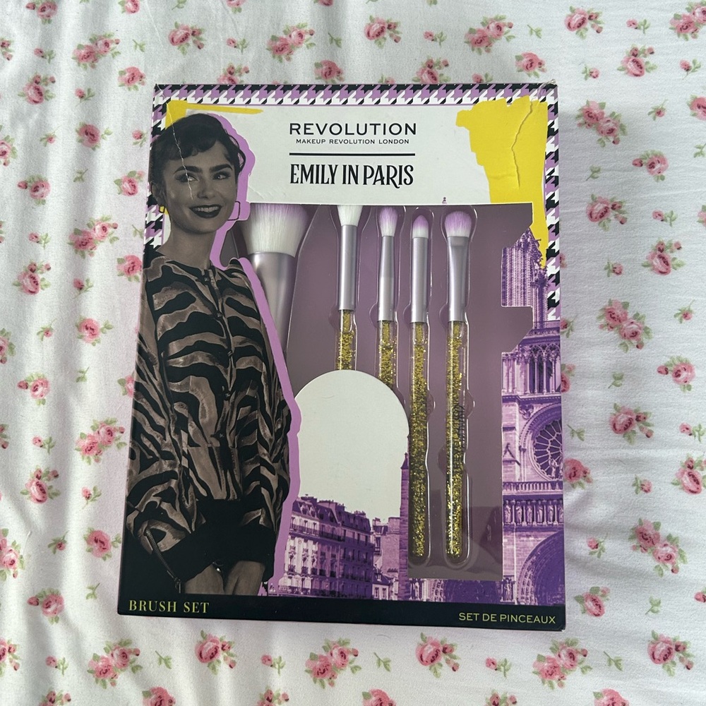 🌲Revolution Emily in Paris Gold and White Brush Set🌲